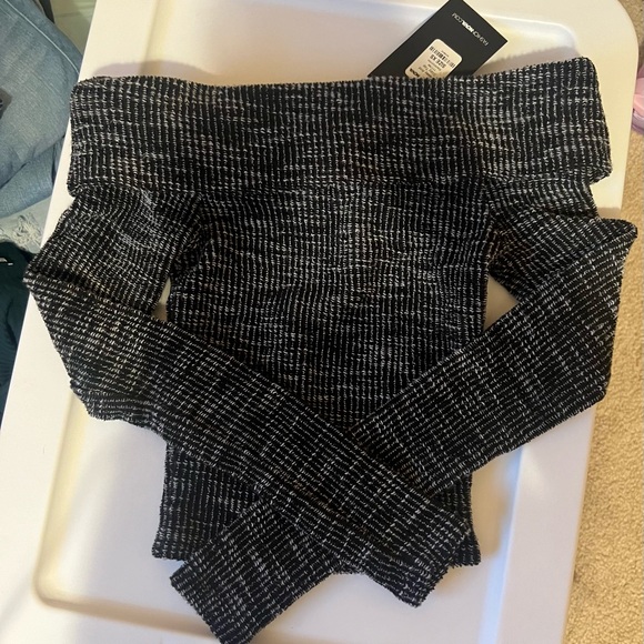 New off the shoulder top. Size small - Picture 2 of 3